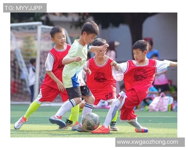 中国球星亲自陪伴孩子走进绿茵场接受专业足球课程训练